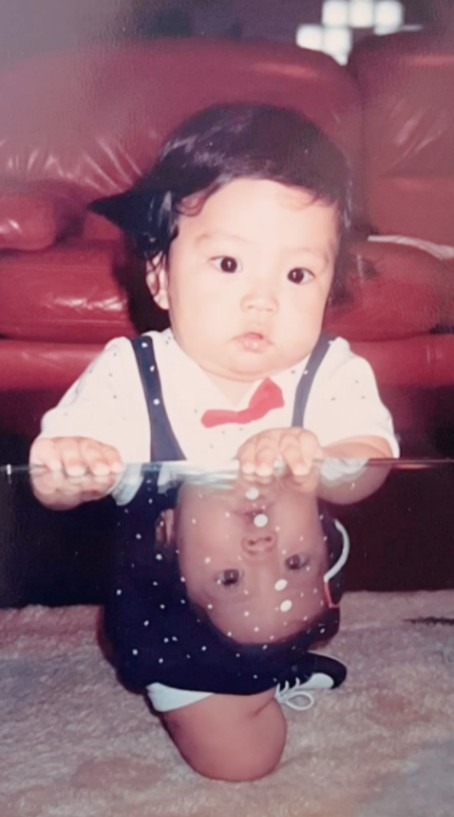 佢聲稱媽媽曾把自己當成女仔。