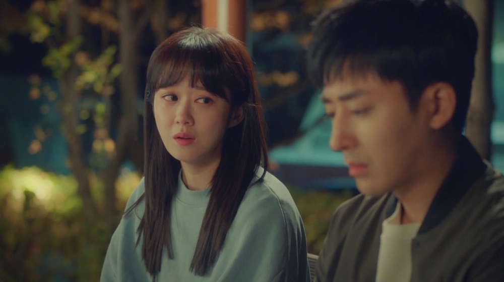 寂靜之際，另一位女同學就開口問事主層綠表居屋賣咗未，無意間透露事主早就有綠表買樓