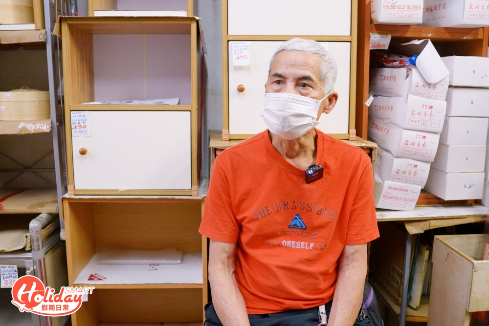 當年由杜叔父親——杜洪白手興家，西環吉席街60號一棟三層的唐樓，下舖上居，結合工場、倉庫、起居之用；而杜叔三兄弟從小向父親學藝，學習編竹籐，並成為杜洪記第二代接班人。