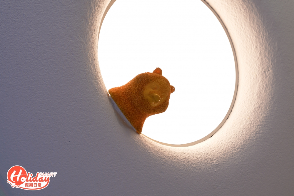 新店選址紅磡，命名為「Tanuki Coffee」，以黃色狸貓和太空艙為主題，佔地約900呎，專賣精品咖啡和輕食，設有戶外位置和吧枱座位，周圍都是黃色狸貓的蹤影。