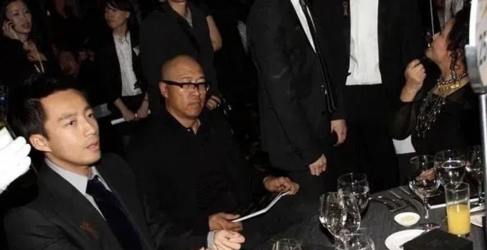 多年前汪小菲同母親及繼父一齊出席活動，但被內地傳媒影到汪小菲同繼父零交流