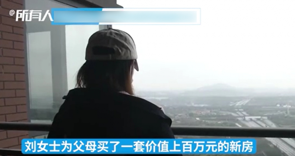 內地一名劉姓孝女買過百萬新樓後，卻發現窗口對正墳墓。