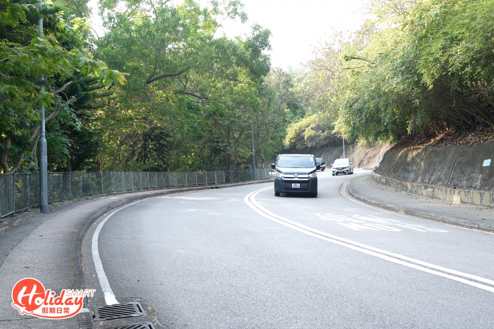 沿着公路一直向上行,右邊是行車路,不時有大型貨車經過,大家要小心留意,盡量靠近樹林方向行。