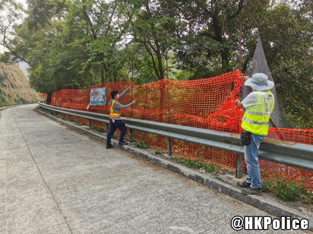 從警方公開嘅相片可見下城門水塘部分山路同捷徑已被水馬及膠網圍封。