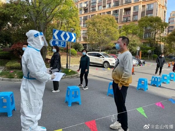 上海因疫情升溫宣佈封城,令唔少市民去超市搶購日用品以及食物