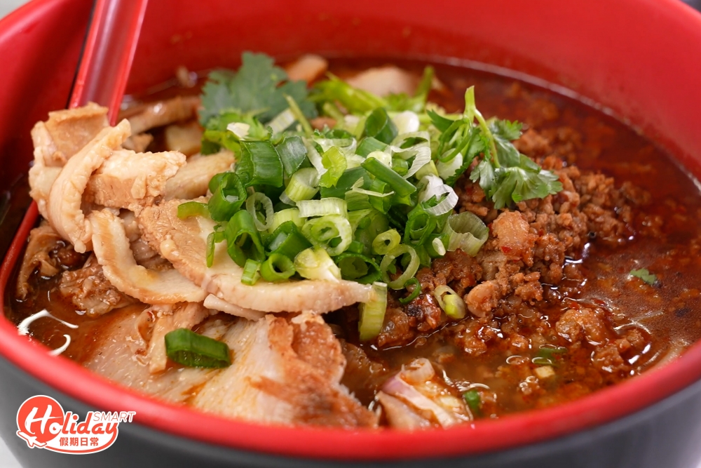 麻辣豬頸肉炸醬米線都是食客力推之一。炸醬肉碎惹味微辣，散發豬油香，融入湯底中變得更香口。 