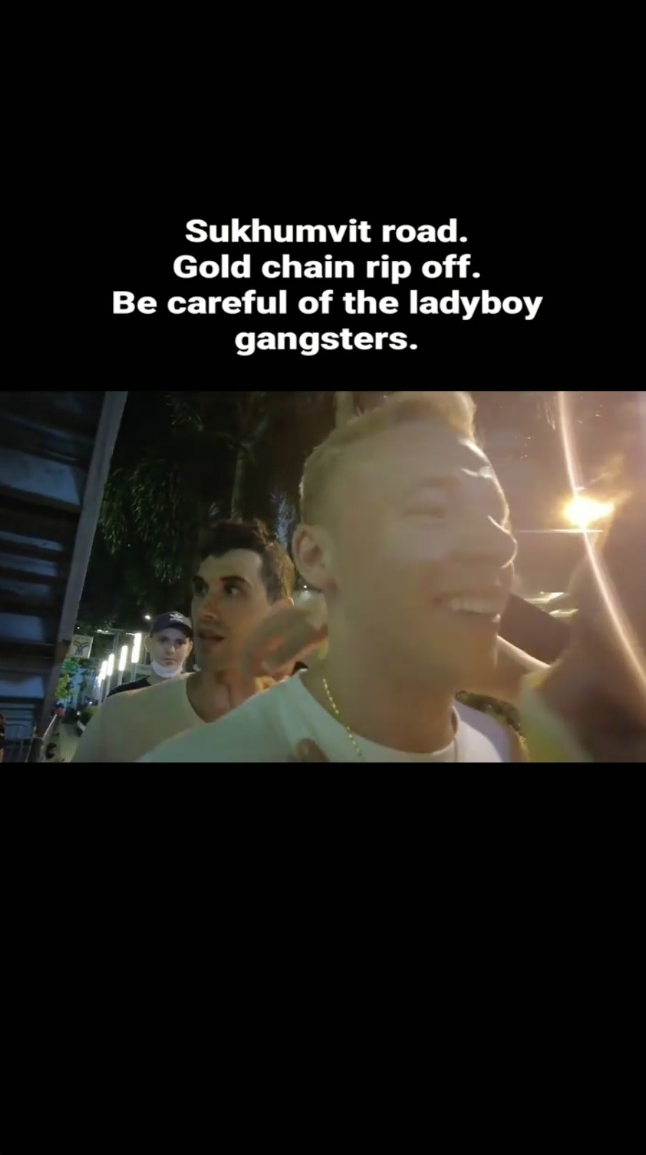 美女送攬攬前頸上仲有金鏈