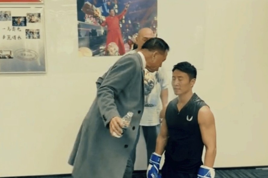 佢同內地演員張永達進行「拜師儀式」時向對方嘅面噴水!