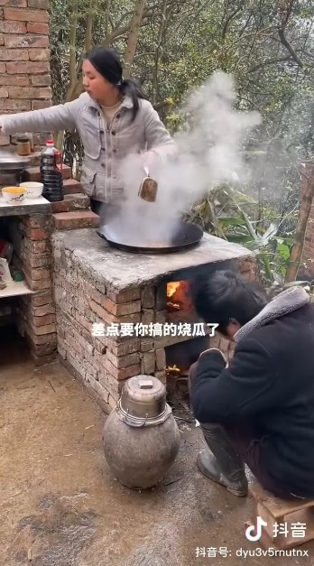 經常大晒樸素農村生活,深受網民喜愛~