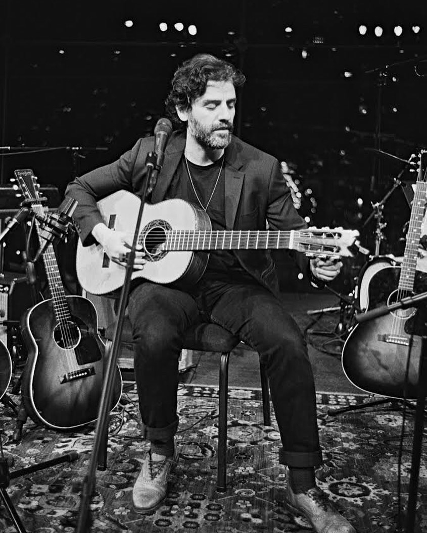 Oscar Isaac的音樂才華不輸演技實力，曾擔任樂隊的主唱和樂手。