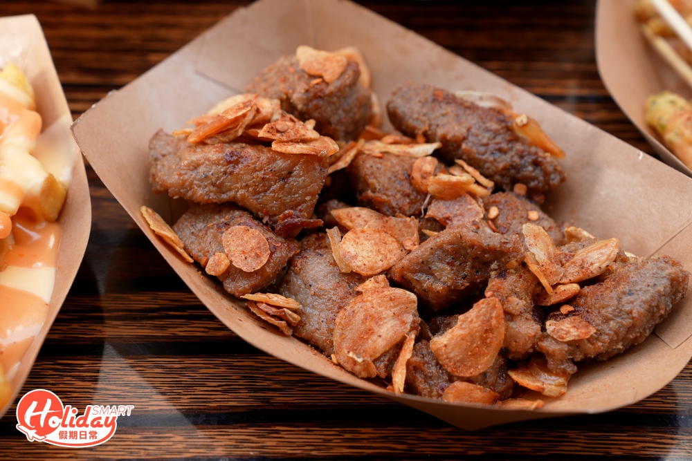 牛柳粒加入蒜片煎煮而成，肉質腍身，食落不會乾身。