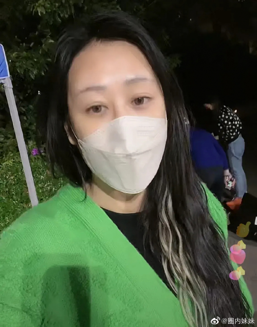 蔣麗莎在上海一個住宅區開直播。