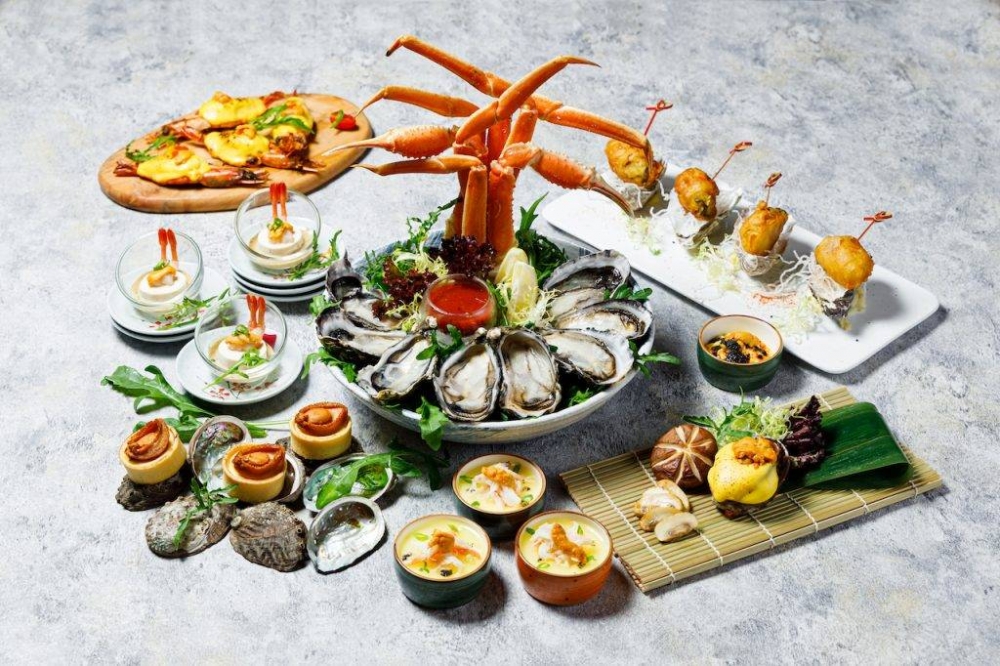 城景國際推出海膽‧鮑魚‧海鮮自助晚餐，可以任食生蠔、雪花蟹腳、藍青口和鮮螺等，而當月生日客人更可享生日蛋糕半磅，記得要提早2天預約。
