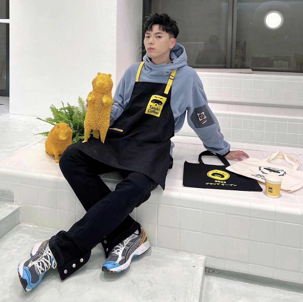 ERROR 4位成員除了在娛樂圈發展外，都各自創立自己個人品牌開拓不同的副業，其中成員193郭嘉駿就在2019年開設服飾品牌「LILABOC」，之後一直透露有意進軍飲食界開Cafe，最近193終於實現做Cafe老闆的夢想，事關他與3位中學同學一齊合資開的咖啡店「Tanuki Coffee」終於準備開張，身為老闆之一的193已經在店內跟拍檔一齊打點，密鑼緊鼓準備開業。