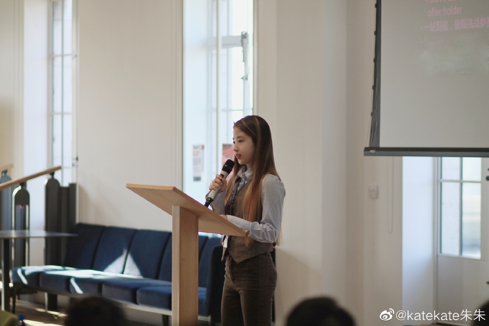深圳一位28歲女生朱雯琪喺微博走紅