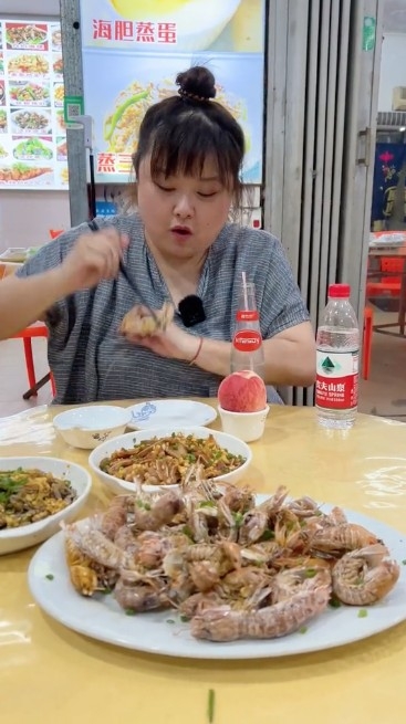 細細粒食唔停口,除咗蟶子、蝦等海鮮之外,佢仲嗌咗豬耳等