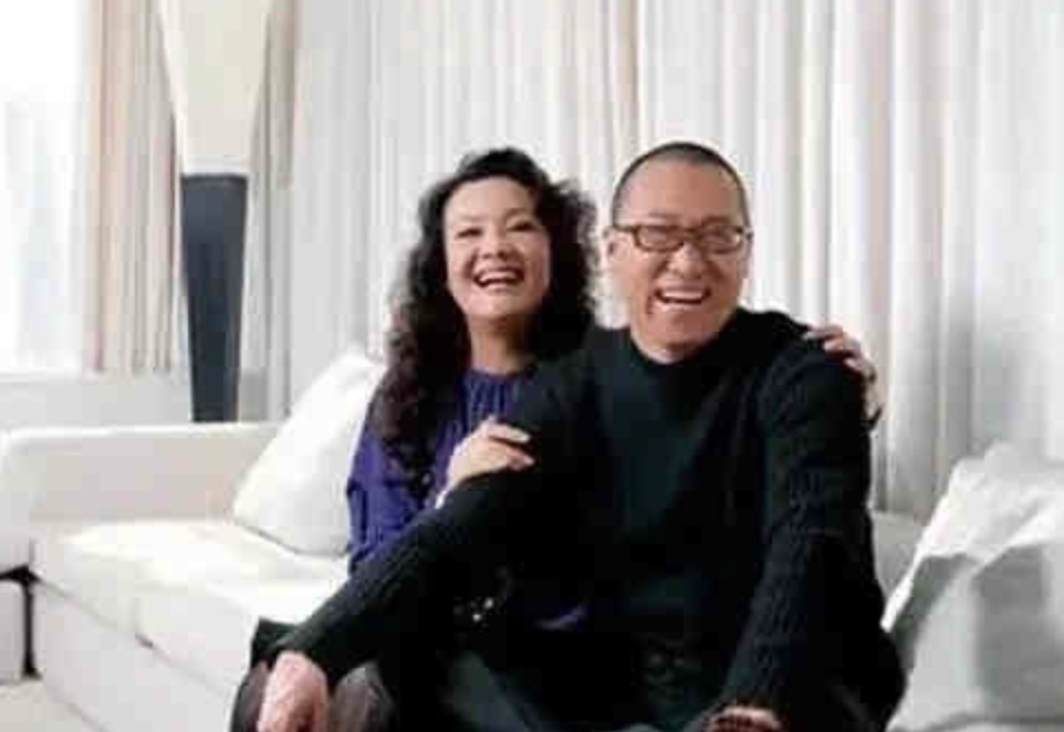 汪小菲繼父叫田益賓，係一位藝術家兼攝影師，1994年與張蘭開始相戀