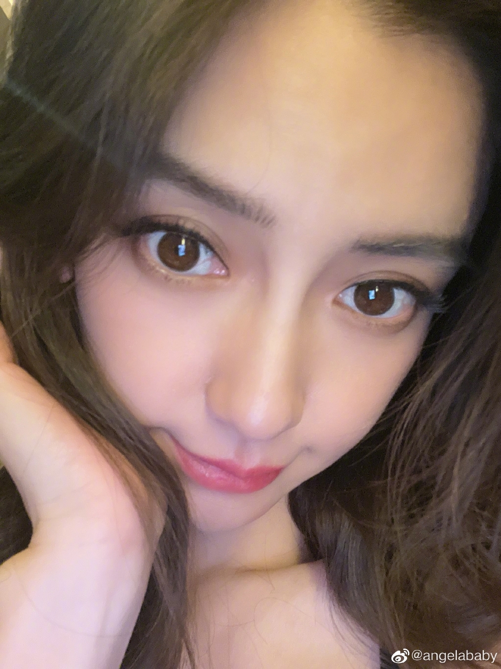 不過網民就覺得既然可以將鼻子「弄歪」,即係代表佢係全天然美女!