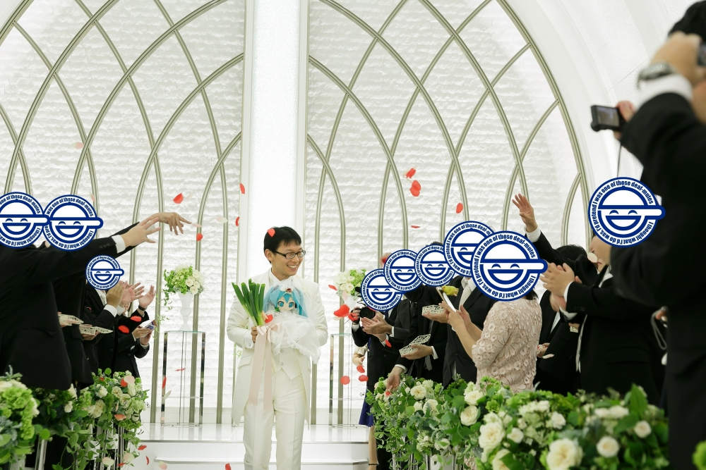 呢段婚姻不獲近藤顯彥嘅親人認可,佢嘅媽媽同親戚都無出席婚禮,當日婚禮上有39位客人,大部分都係網民同陌生人