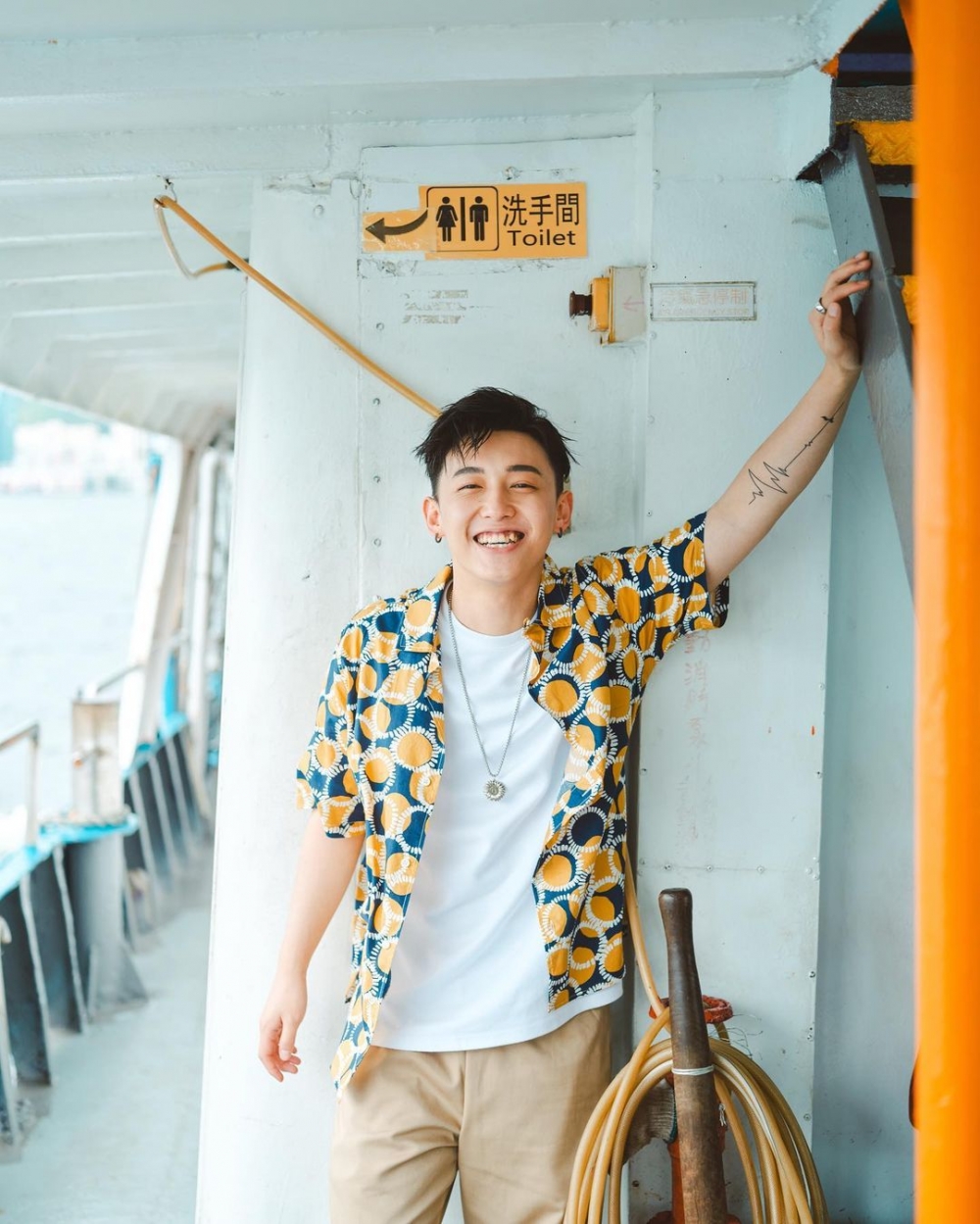 笑起上來的MC有虎牙秒變鄰家男孩