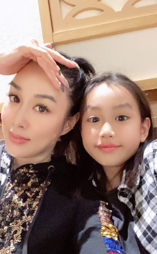 Cayla和媽媽合照