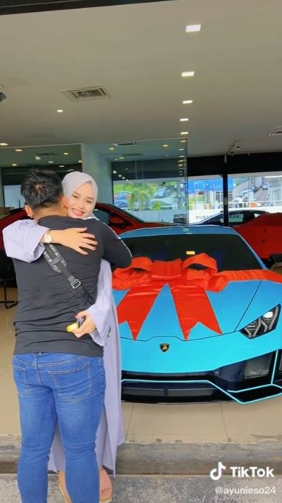 兩公婆在林寶堅尼前相擁。