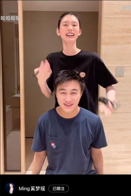 兩公婆在家中浴室理髮