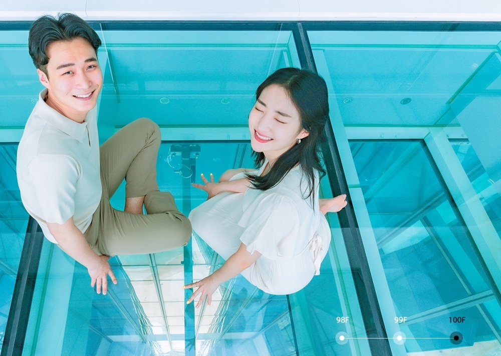 挑戰在透明玻璃走廊「Shocking Bridge」打卡!