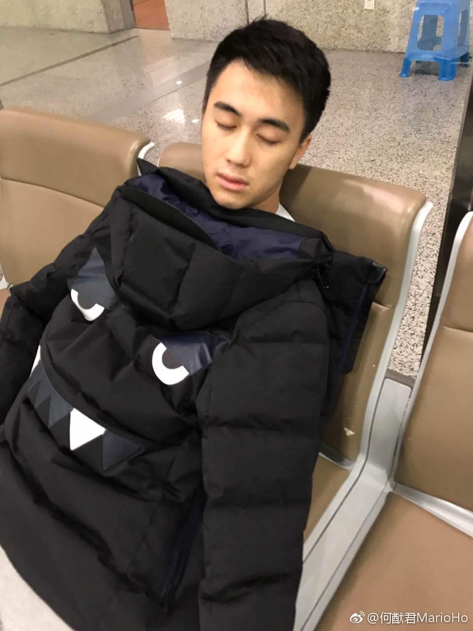 何猷君與partner喺機場等咗一夜,佢表示直到機場某位管理人員認出佢嘅身份,原本被告知丟失需要返港補辦嘅護照即刻於10分鐘之內搵到