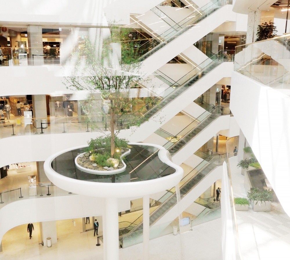 「THE HYUNDAI SEOUL」以「親近自然型未來百貨商店」為主題,處處可見綠色植物,相當療愈~