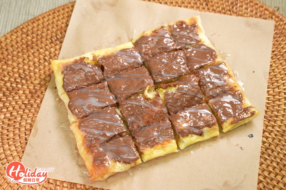 說到泰式香蕉煎餅,當然不少得最經典的甜食Nutella榛子醬口味,煎得香脆煎餅表面塗上厚厚的榛子醬和煉奶,香蕉片煎香後成半溶狀,配搭Nutella醬同食非常邪惡。