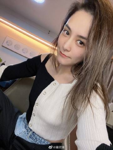 阿嬌近日似乎修身成功，露出性感小蠻腰！