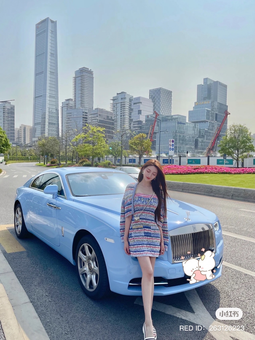 曾向網民表示粉藍色勞斯萊斯大約要680萬人民幣！