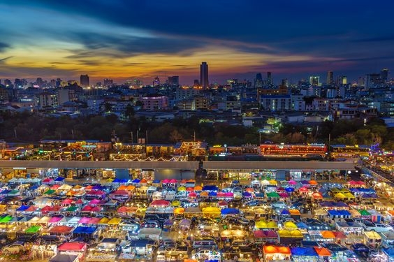 原先嘅曼谷拉差達火車夜市(Train Night Market Ratchada)五顏六色嘅帳篷係佢嘅標誌！