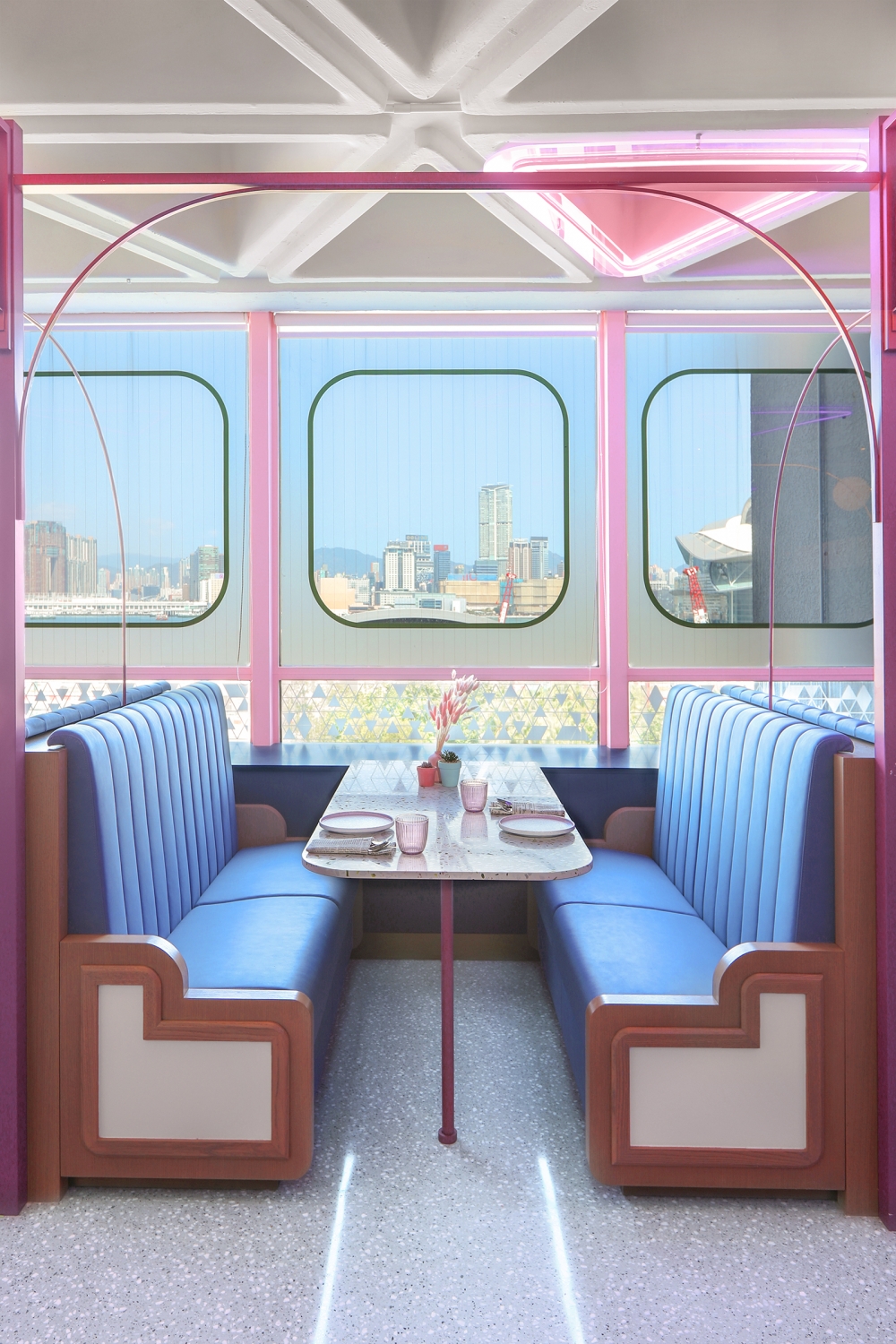前者用上糖果屋車卡為主題,後者則化身成夢幻花園。
