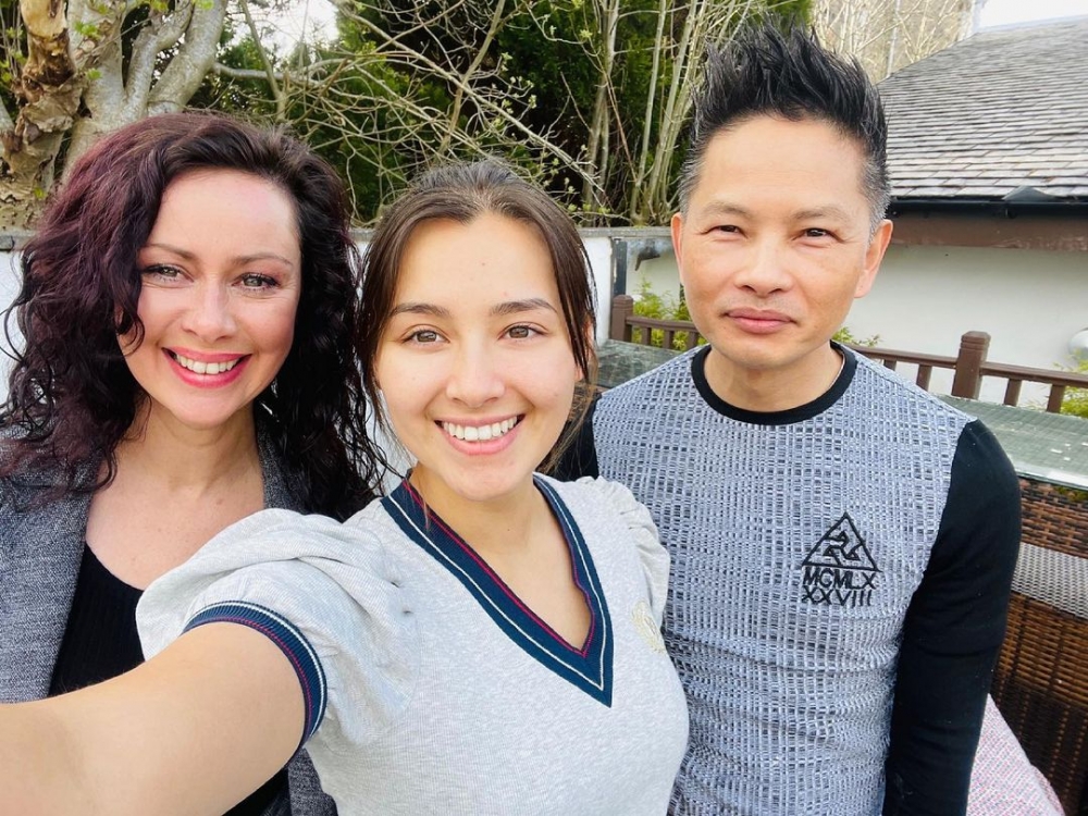 而佢表示父母小時候就利用糖果教導佢儲蓄，所以養成咗儲蓄嘅習慣！