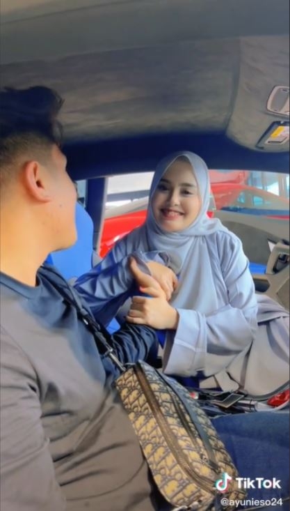 兩人坐在新車裡談天。