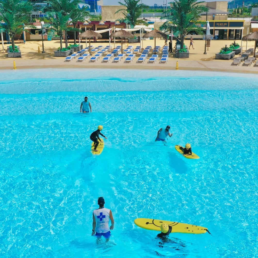 小朋友或初學者可到波浪較低的區域練習~