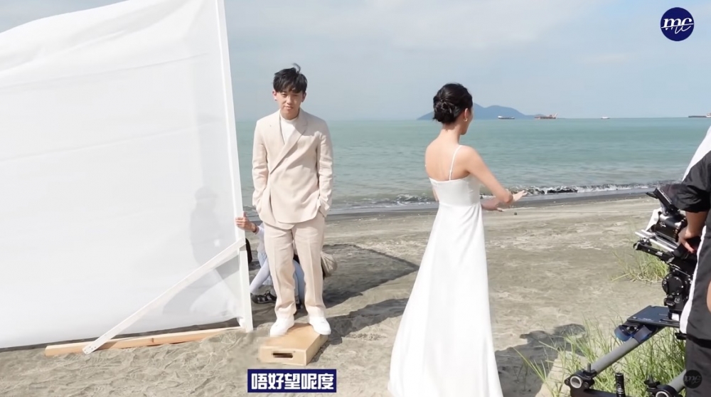 拍攝mv時女方有165cm高，為了效果mc需要墊高