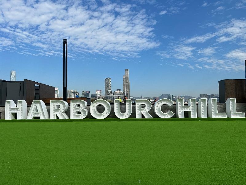 「HARBOUR CHILL」的發光字型裝置!