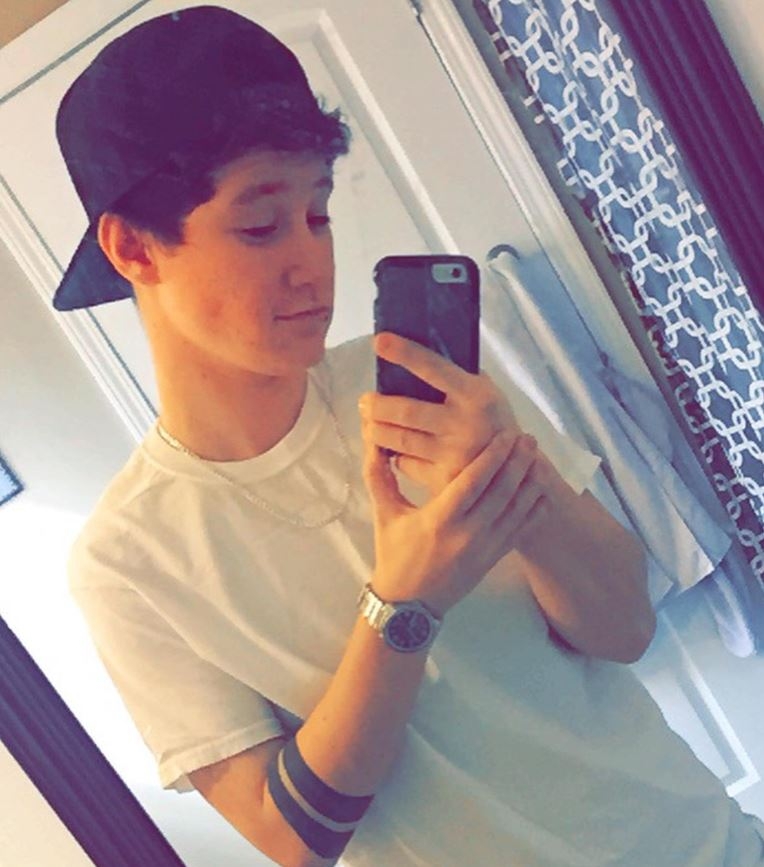 青少年時期嘅女生Aaron