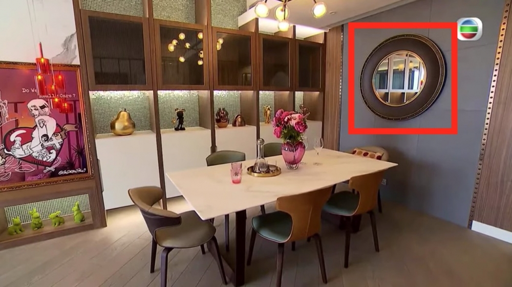 豪宅飯廳一面圓鏡亦與Tyson Yoshi屋企相似