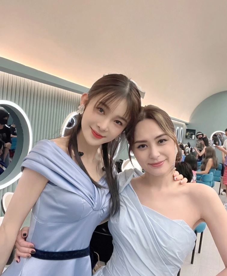 與阿嬌合照