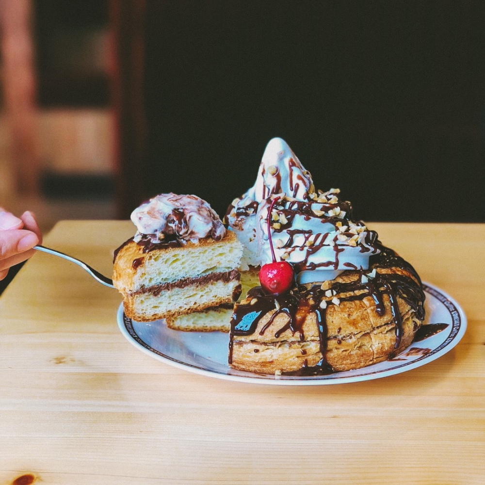 熱丹麥麵包配上軟雪糕，一冰一熱，口感層次豐富！