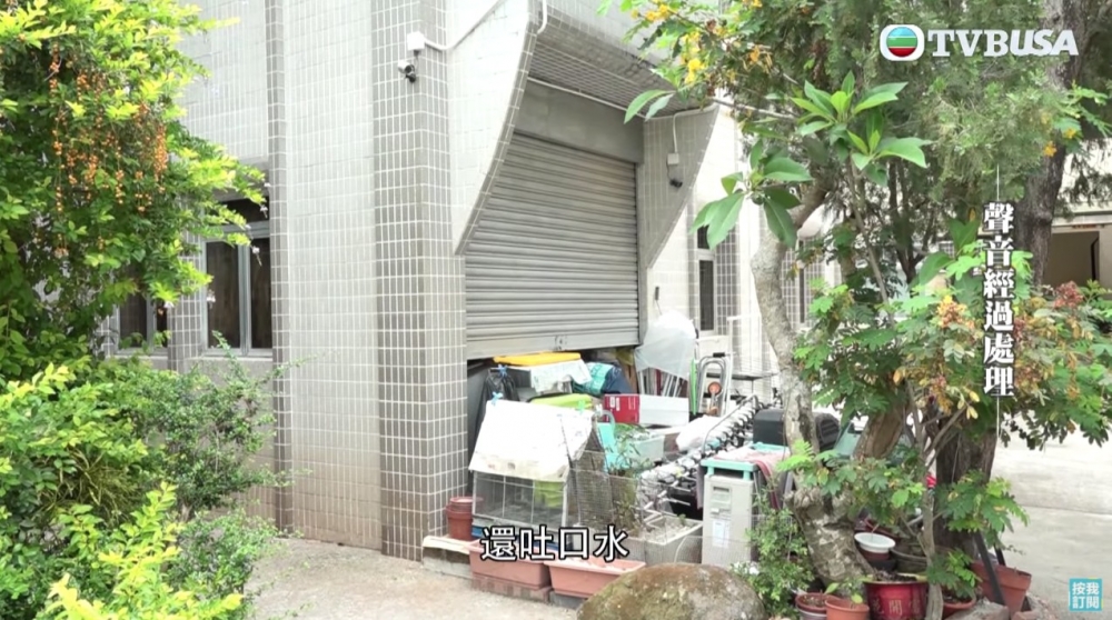鄰居梁小姐透露陳小姐住喺貝澳超過20年,佢受困擾近10年,梁小姐指陳小姐會喺垃圾站執嘢返屋企,有日更見佢喺門口吐口水