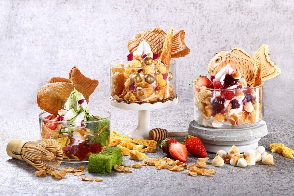 除了Gelato,還有多款打卡手工甜品,幼滑軟雪糕加入鯛魚燒、蕨餅、蜂巢糖脆和水果等不同食材,豐富味覺層次,還有賣相吸引的雪糕棉花糖,店員即席以火槍把棉花糖外層燒至微焦,裏面是大溪地香草或朱古力味Gelato,絕對滿足各位甜品控!