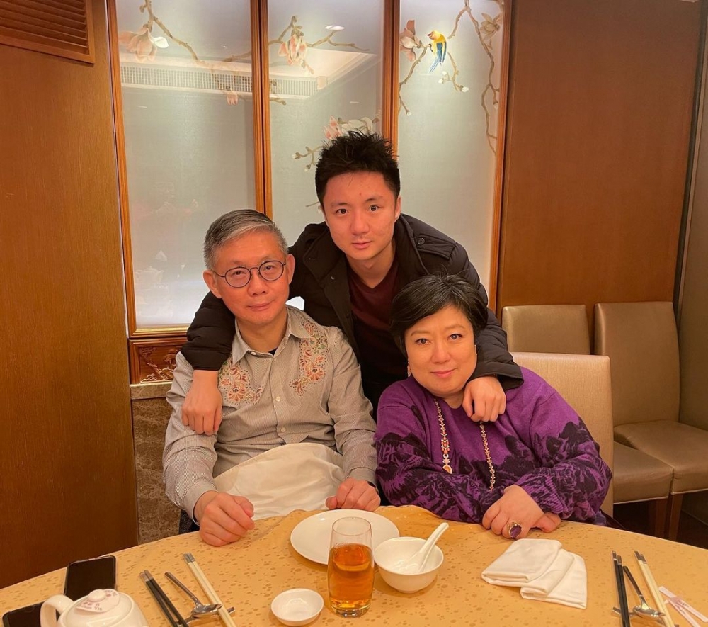 鍾培生近日去咗日本東京並拍攝唔少vlog,新一集佢為買媽媽生日禮物而到銀座。