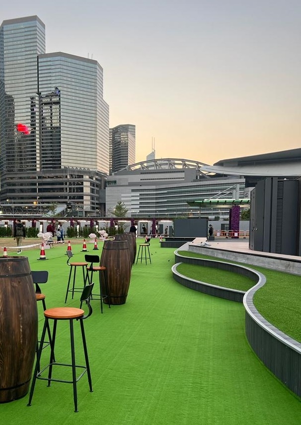 場地設有弧形的戶外階梯平台及特色桌椅,提供更多休息和用餐空間~
