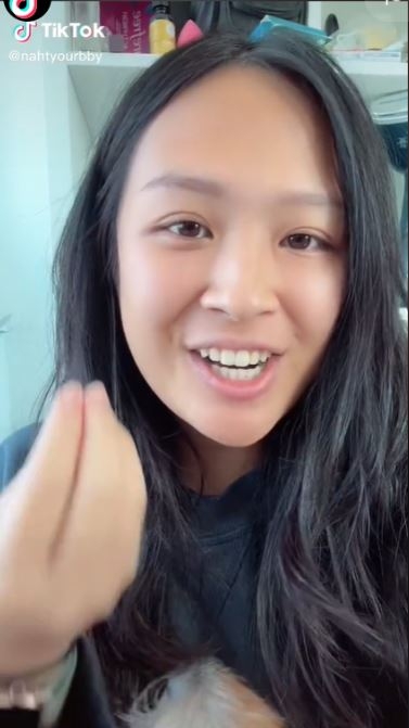 一名居住外國嘅女生Amjea，最近拍片分享自己和媽媽在意大利一間DIOR門市購物嘅體驗。