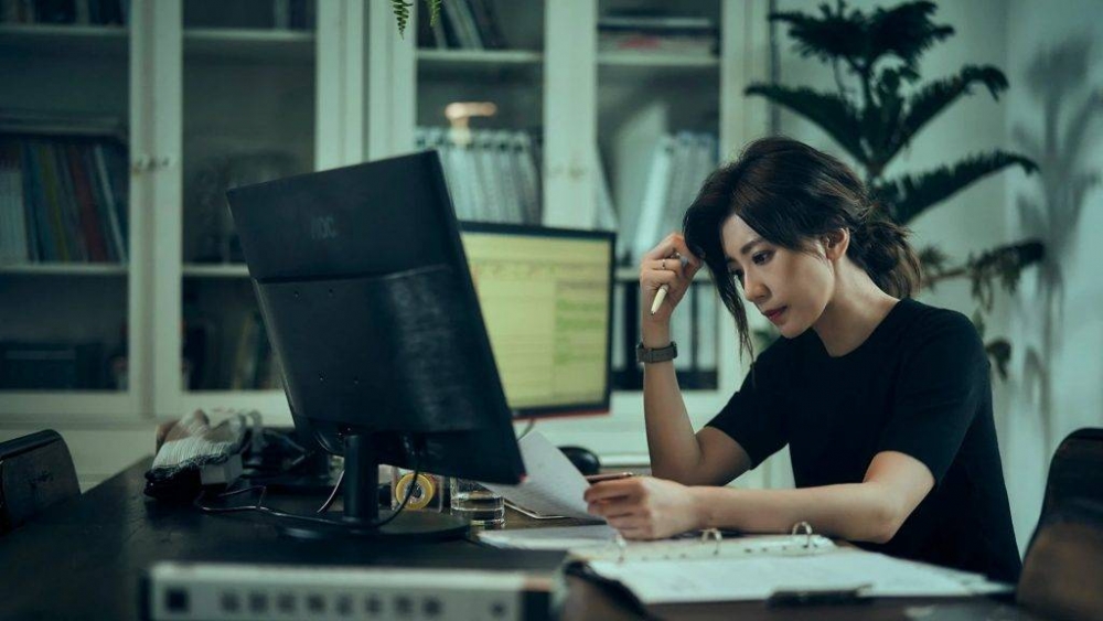 當90後叫人列某啲嘢出嚟嘅時候就用「Please list out」,樓主睇到十分無奈:「又list 又out想點?」
